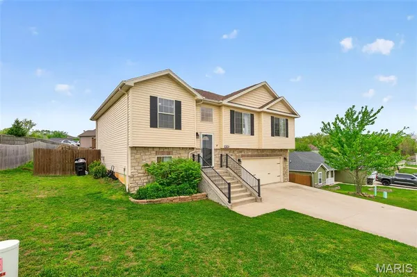 $290,000 | 105 Sandstone Drive, St. Robert, MO 65584