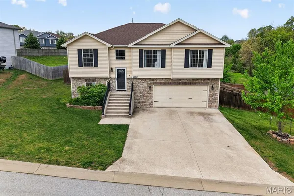$290,000 | 105 Sandstone Drive, St. Robert, MO 65584