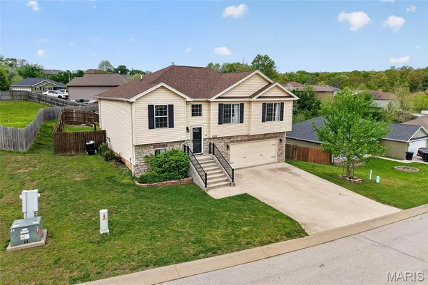 $290,000 | 105 Sandstone Drive, St. Robert, MO 65584