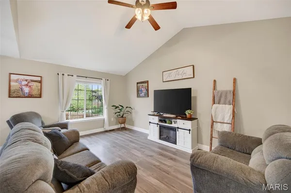 $290,000 | 105 Sandstone Drive, St. Robert, MO 65584