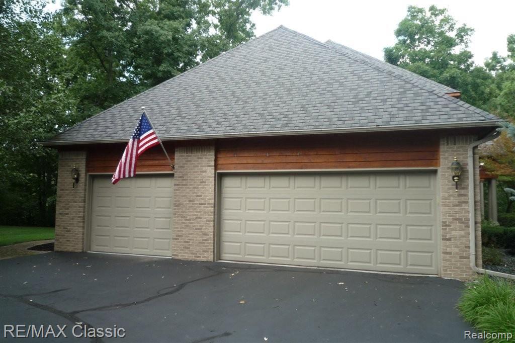 9418 Quail Ridge Run Brighton, MI 48114 - Photo 17 of 20 3 Car Garage