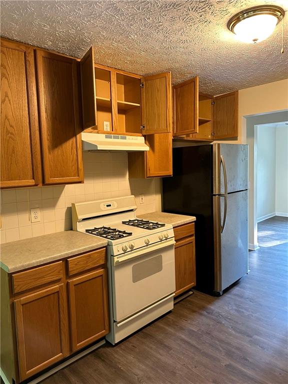 116 Franklin Hills Court Canton, GA 30114 - Photo 3 of 13 a kitchen with a stove and a refrigerator