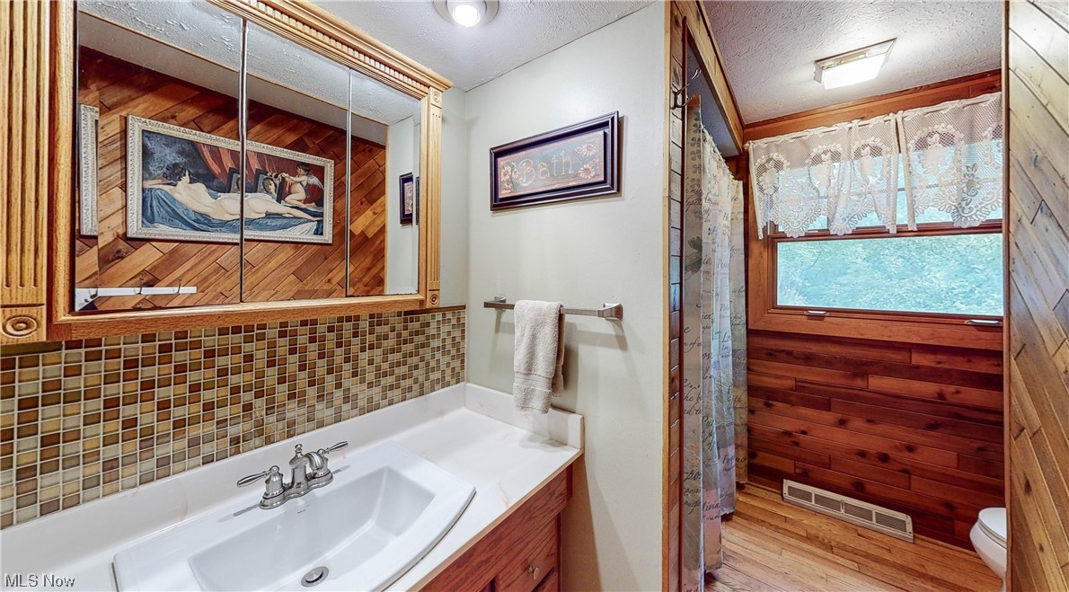 6171 Beach Road Wadsworth, OH 44281 - Photo 9 of 35 Second Level Bathroom