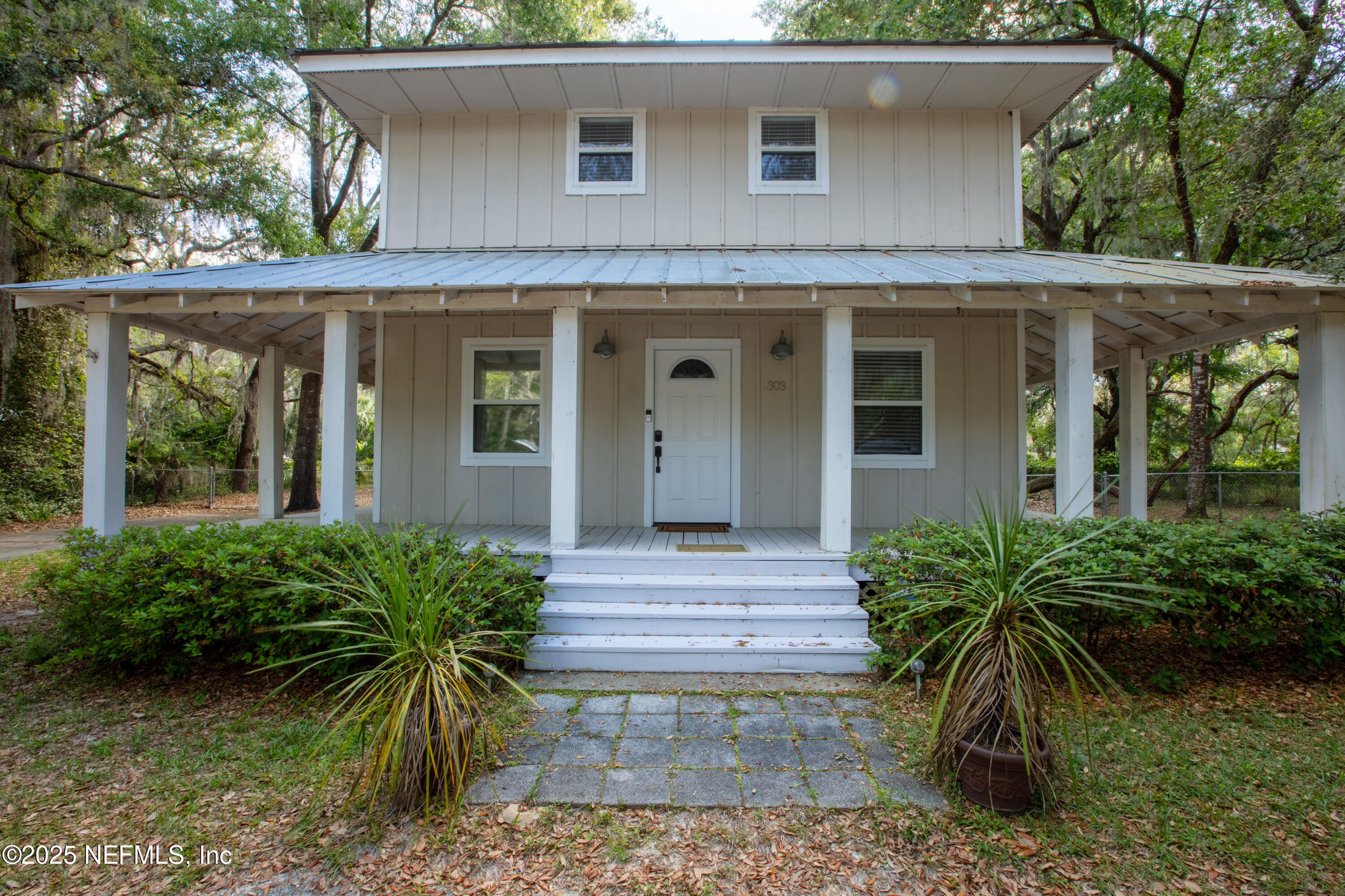 303 Southeast 3rd Avenue Melrose, FL 32666 - Photo 3 of 90 front view of a house with a small yard