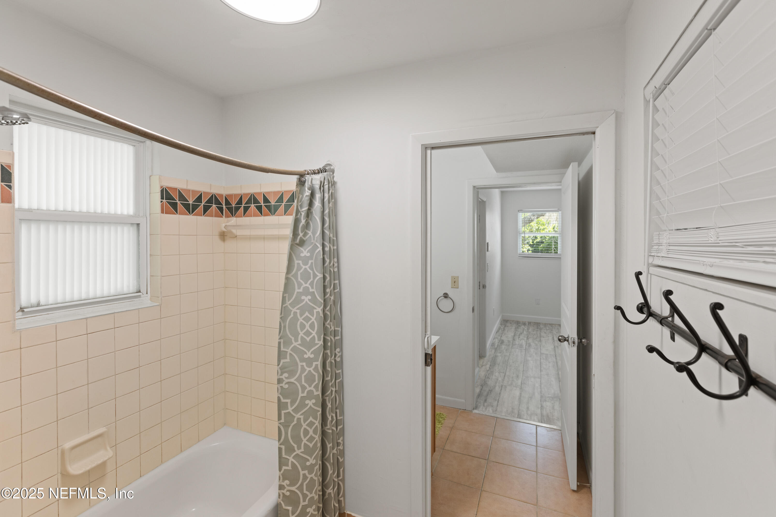 303 Southeast 3rd Avenue Melrose, FL 32666 - Photo 36 of 90 a bathroom with a shower