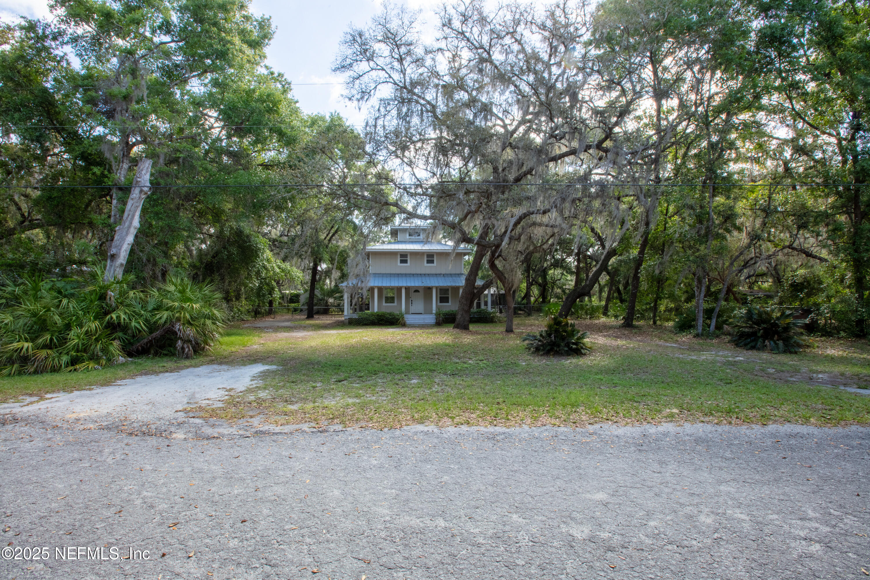 303 Southeast 3rd Avenue Melrose, FL 32666 - Photo 4 of 90 a view of a house with a yard and large trees