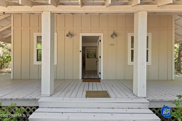 a view of livingroom with hardwood floor and ceiling fan