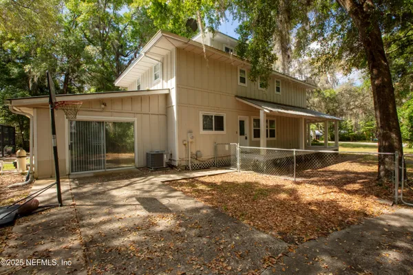 $467,900 | 303 Southeast 3rd Avenue, Melrose, FL 32666