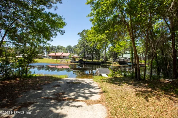 $467,900 | 303 Southeast 3rd Avenue, Melrose, FL 32666