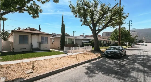 a view of a house with backyard