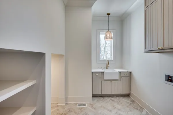$2,275,000 | 811 Neartop Drive, Nashville, TN 37205