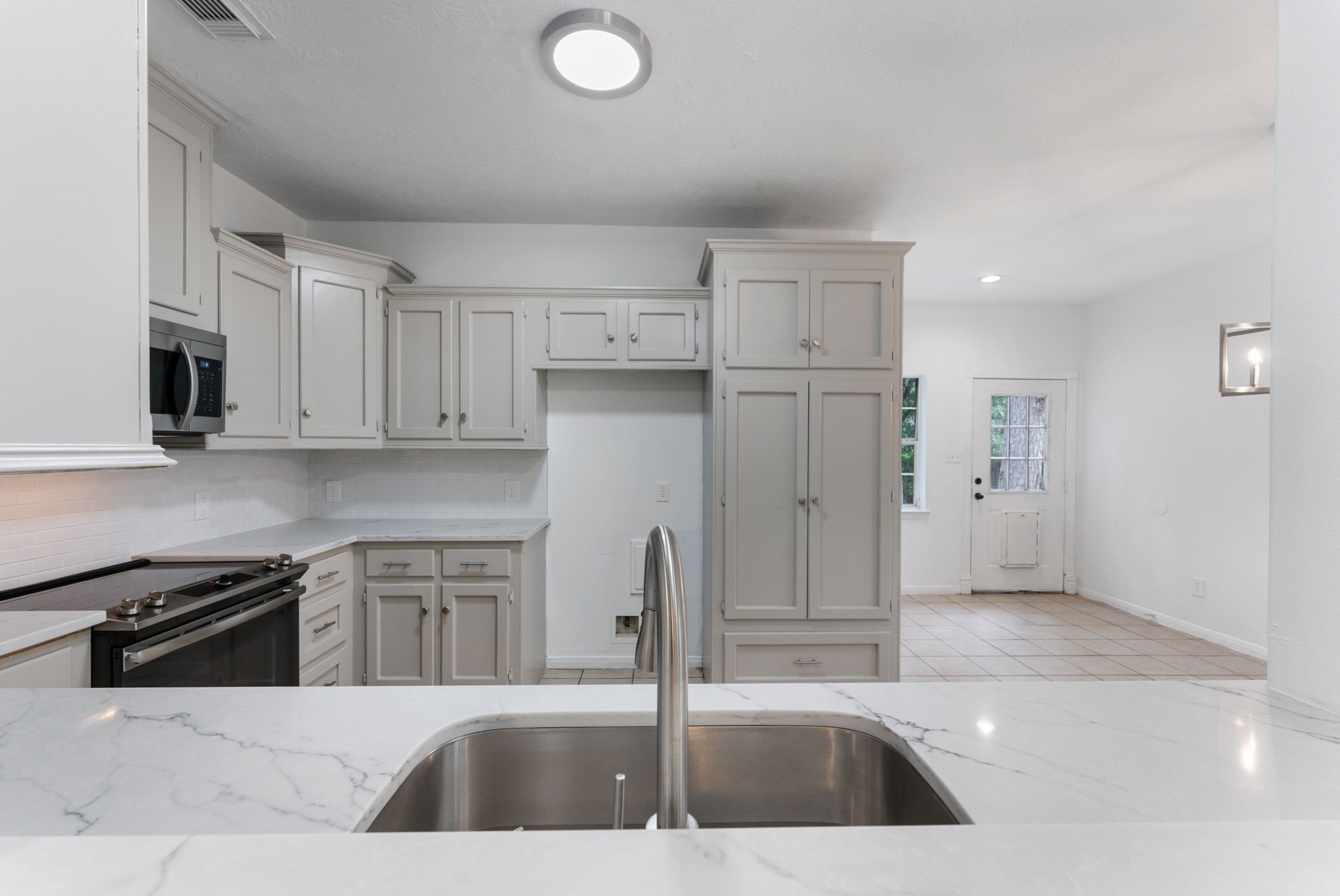 92 Tupelo Lane Conroe, TX 77304 - Photo 14 of 21 a kitchen with stainless steel appliances granite countertop a sink a stove and a refrigerator