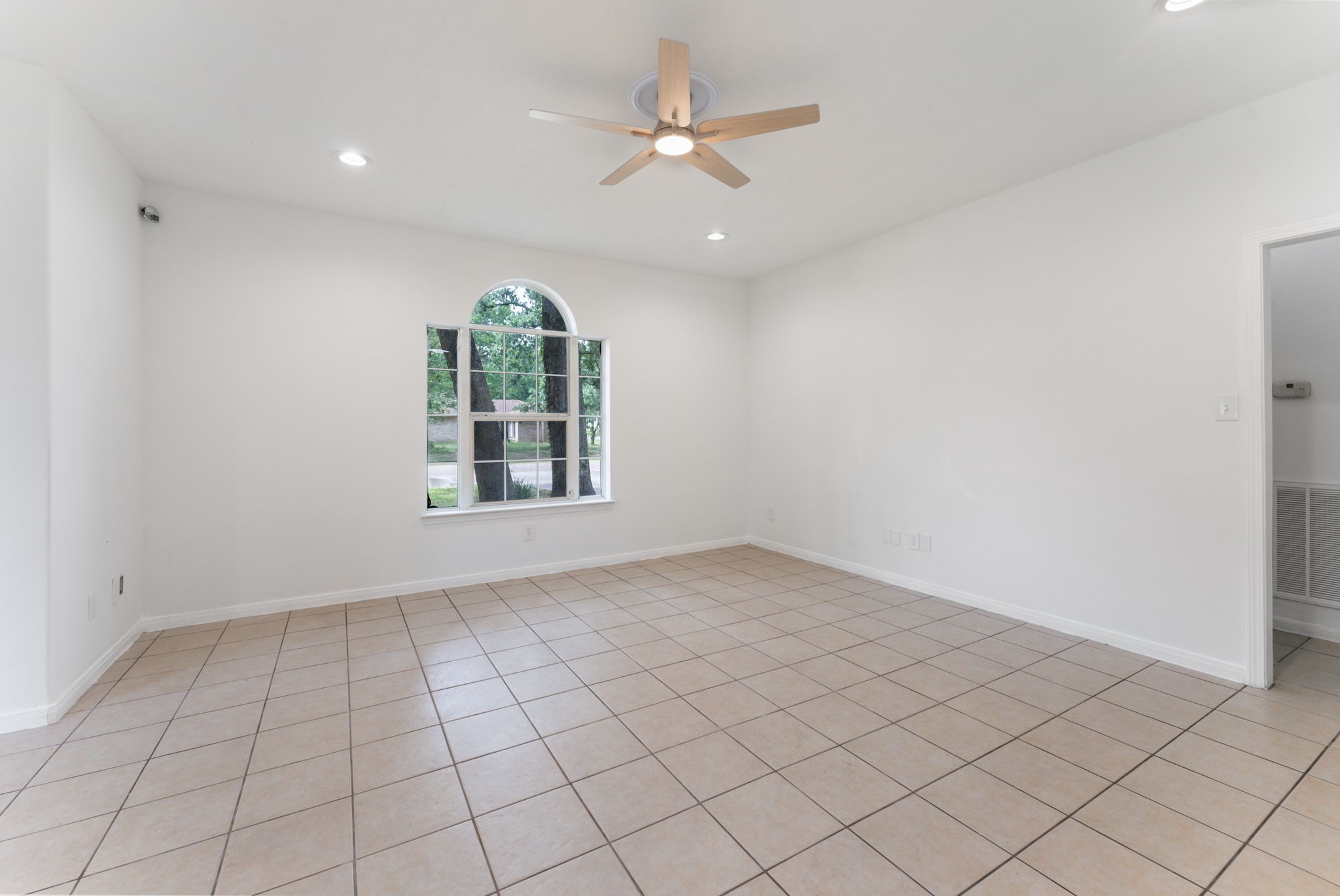 92 Tupelo Lane Conroe, TX 77304 - Photo 6 of 21 an empty room with windows and ceiling fan