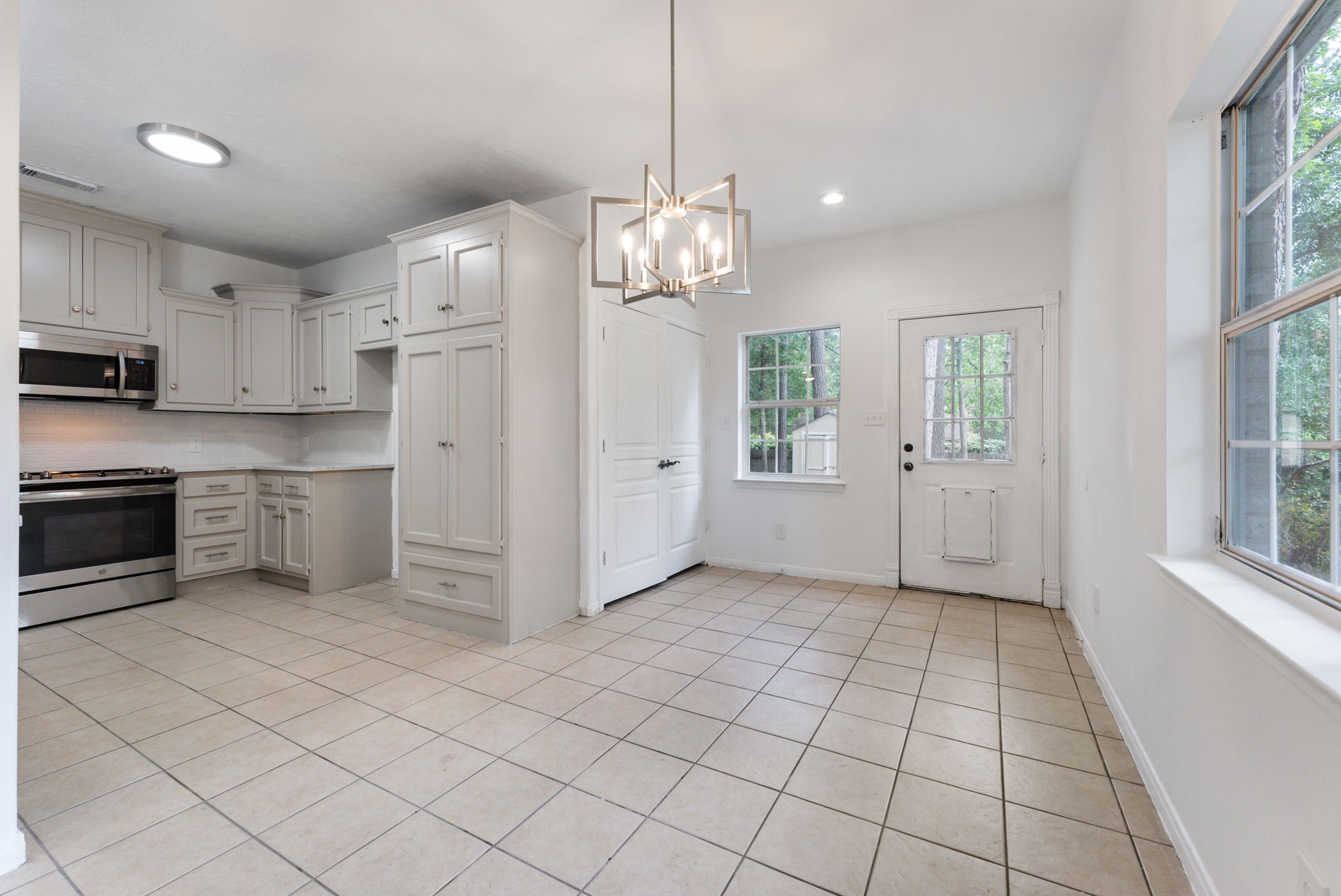 92 Tupelo Lane Conroe, TX 77304 - Photo 9 of 21 a view of a kitchen with electric appliances