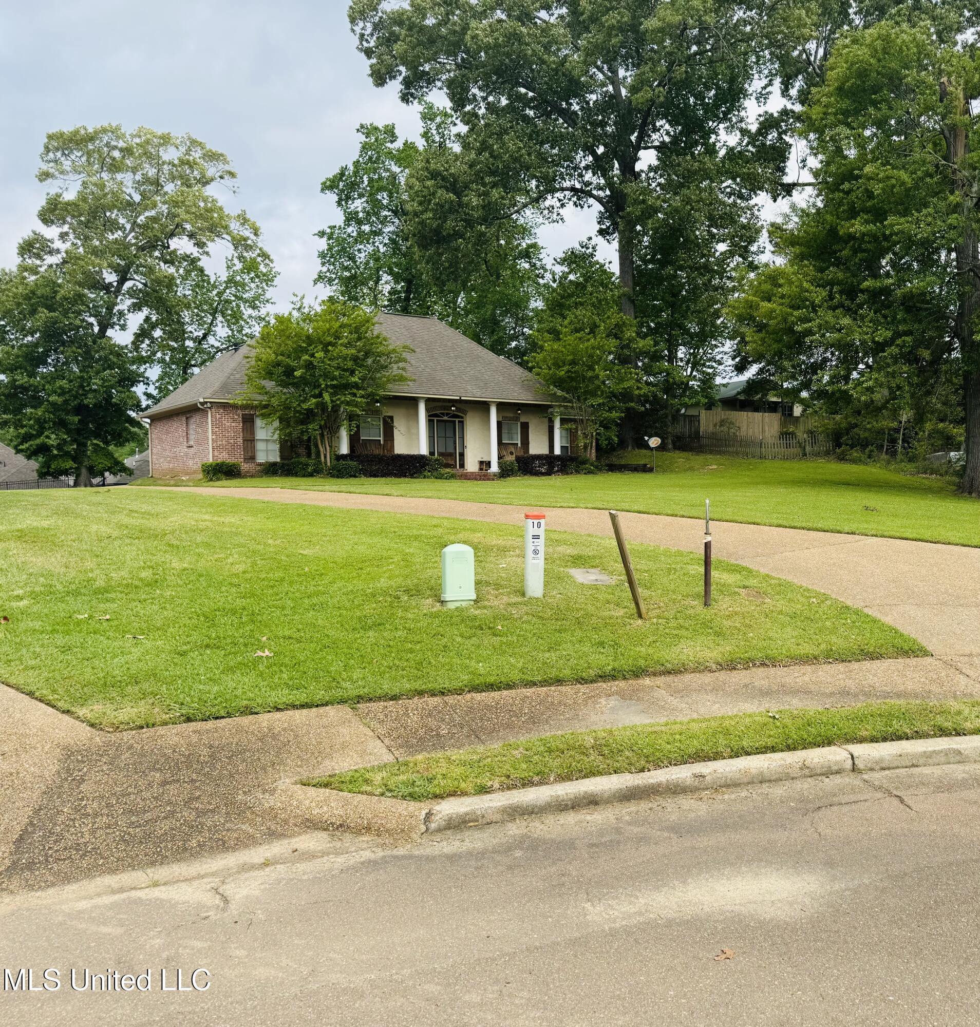 8 Audubon Place Natchez, MS 39120 - Photo 4 of 30 IMG_4339