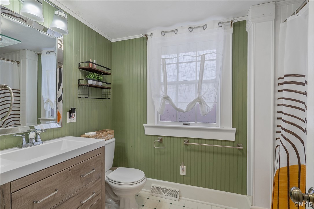 221 Reed Avenue Syracuse, NY 13207 - Photo 33 of 41 2nd floor bathroom