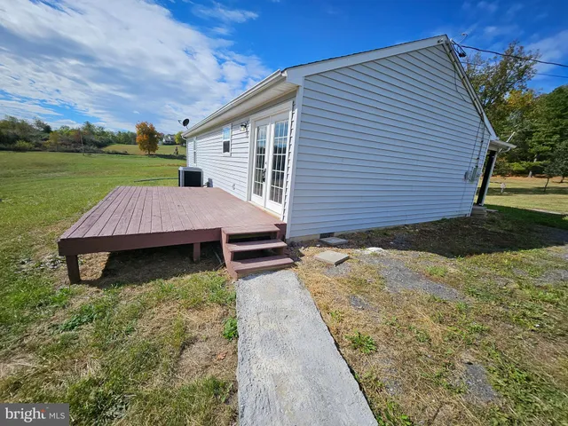 a view of a house with backyard and trees