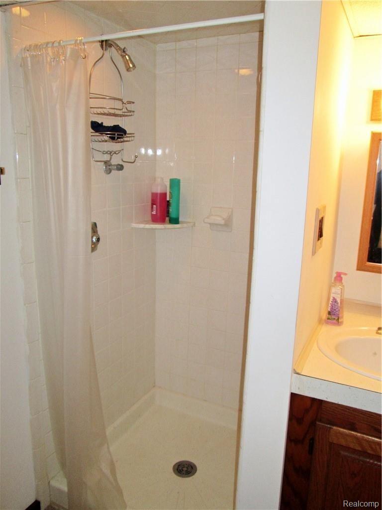 39368 Palmer Road Westland, MI 48186 - Photo 33 of 37 Bathroom two 2 shower.jpg