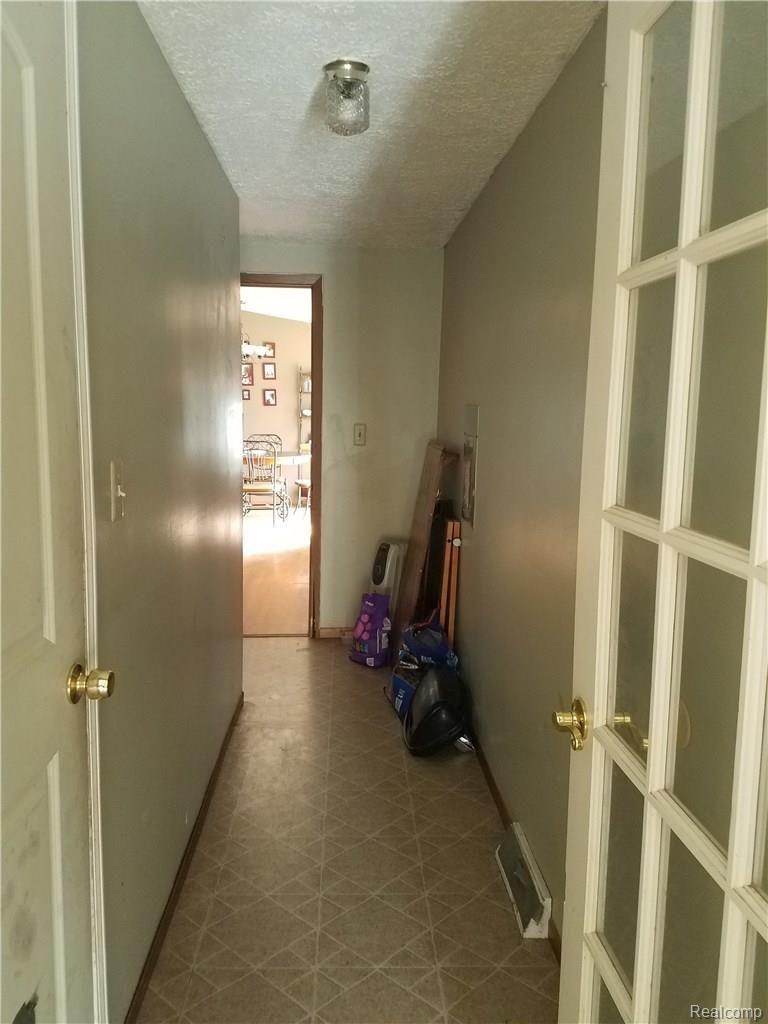 5659 Mason Road Fowlerville, MI 48836 - Photo 11 of 39 5659MasonHallway2.jpg
