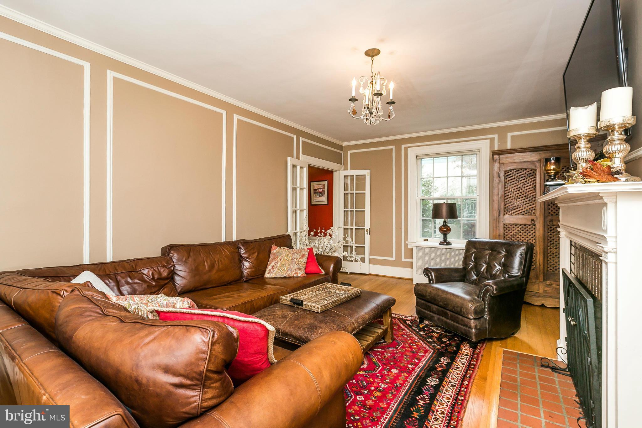 307 Tunbridge Road Baltimore, MD 21212 - Photo 4 of 19 Living Room