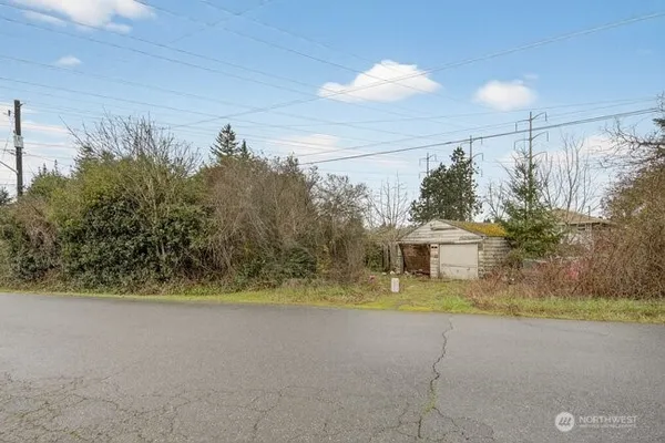 a view of yard with tree