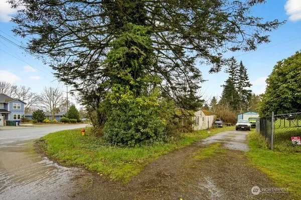 a view of a grassy area