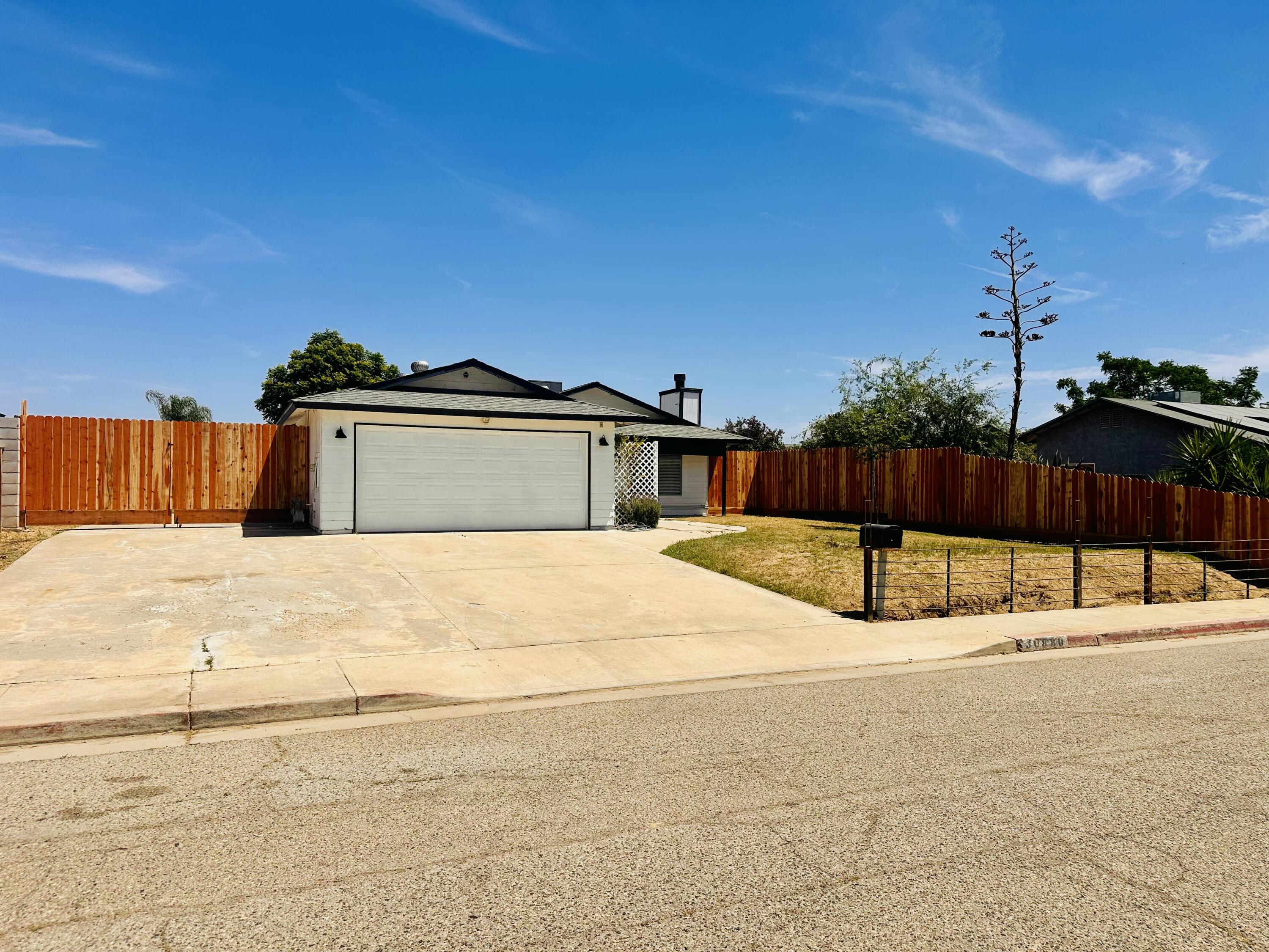30880 Farr Road Visalia, CA 93291 - Photo 2 of 27 a house with a outdoor space