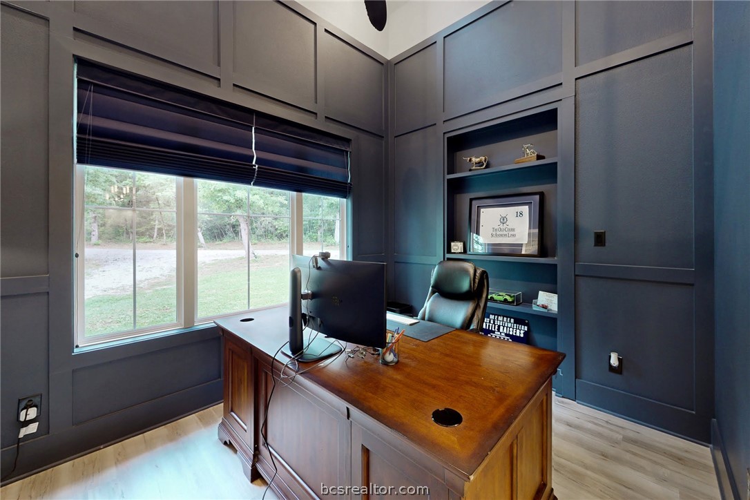1629 Sawmill Road Franklin, TX 77856 - Photo 15 of 47 a room with furniture and a window