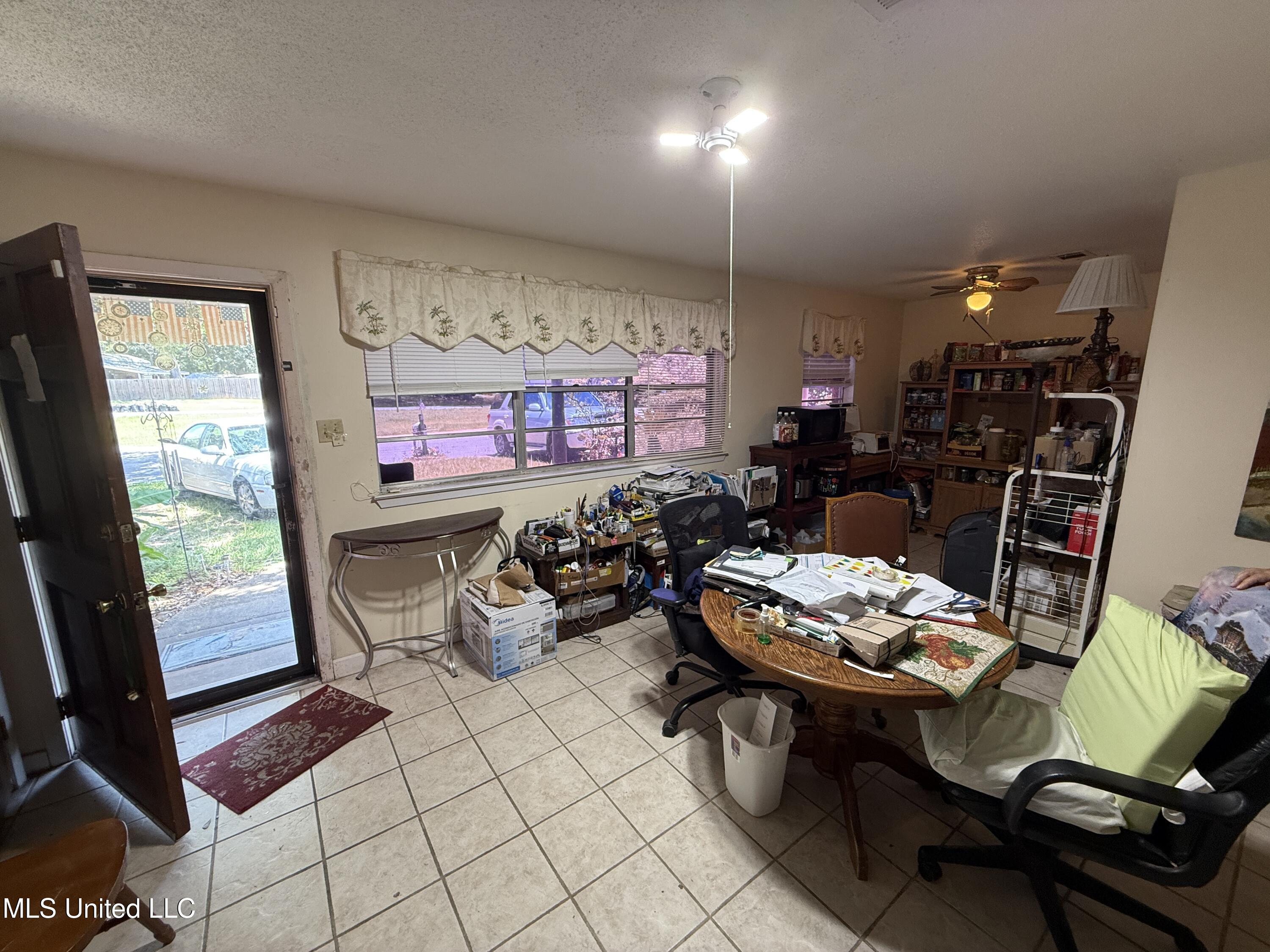 112 Barbara Circle Ocean Springs, MS 39564 - Photo 4 of 21 IMG_0841