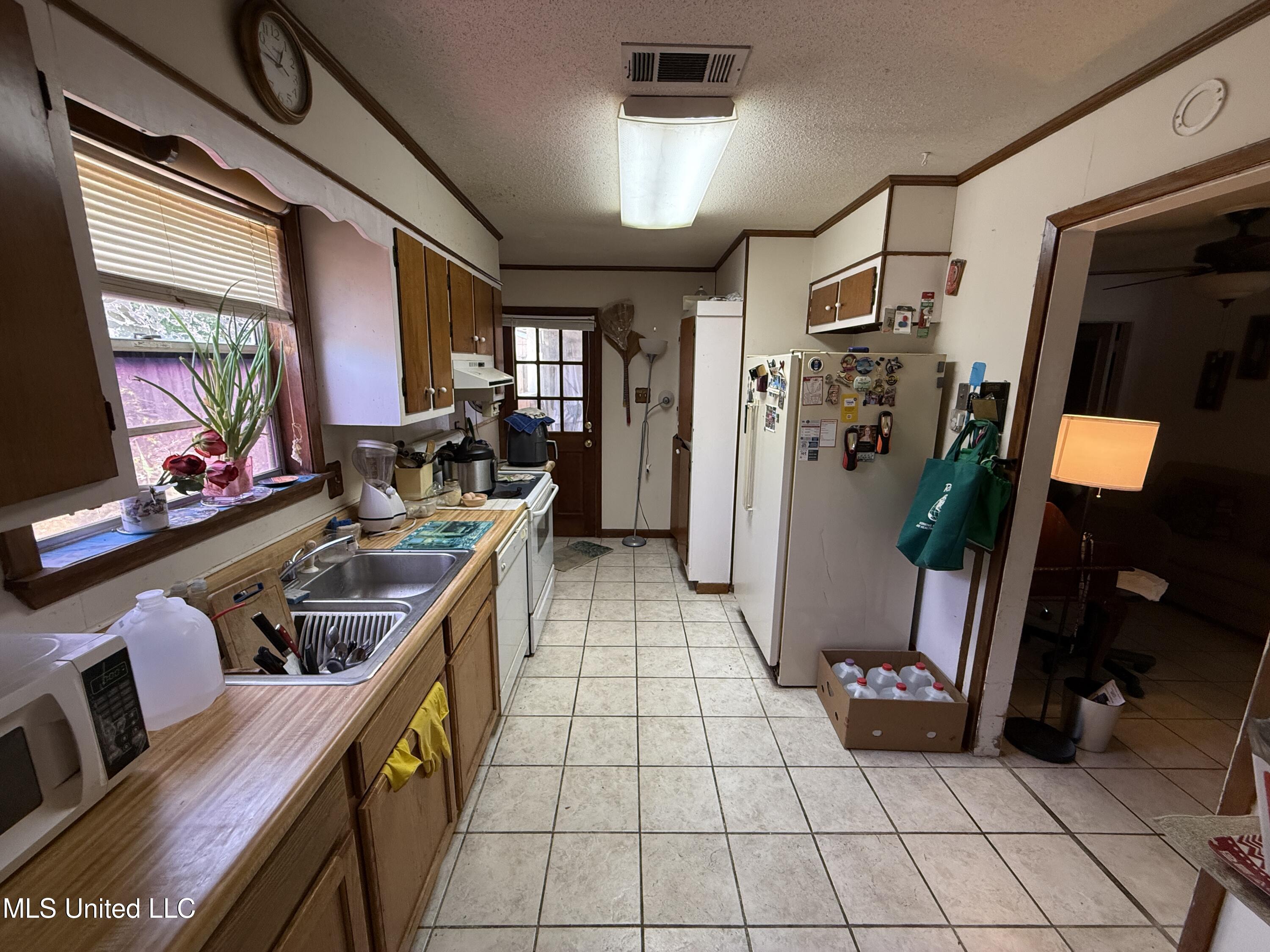 112 Barbara Circle Ocean Springs, MS 39564 - Photo 8 of 21 IMG_0840