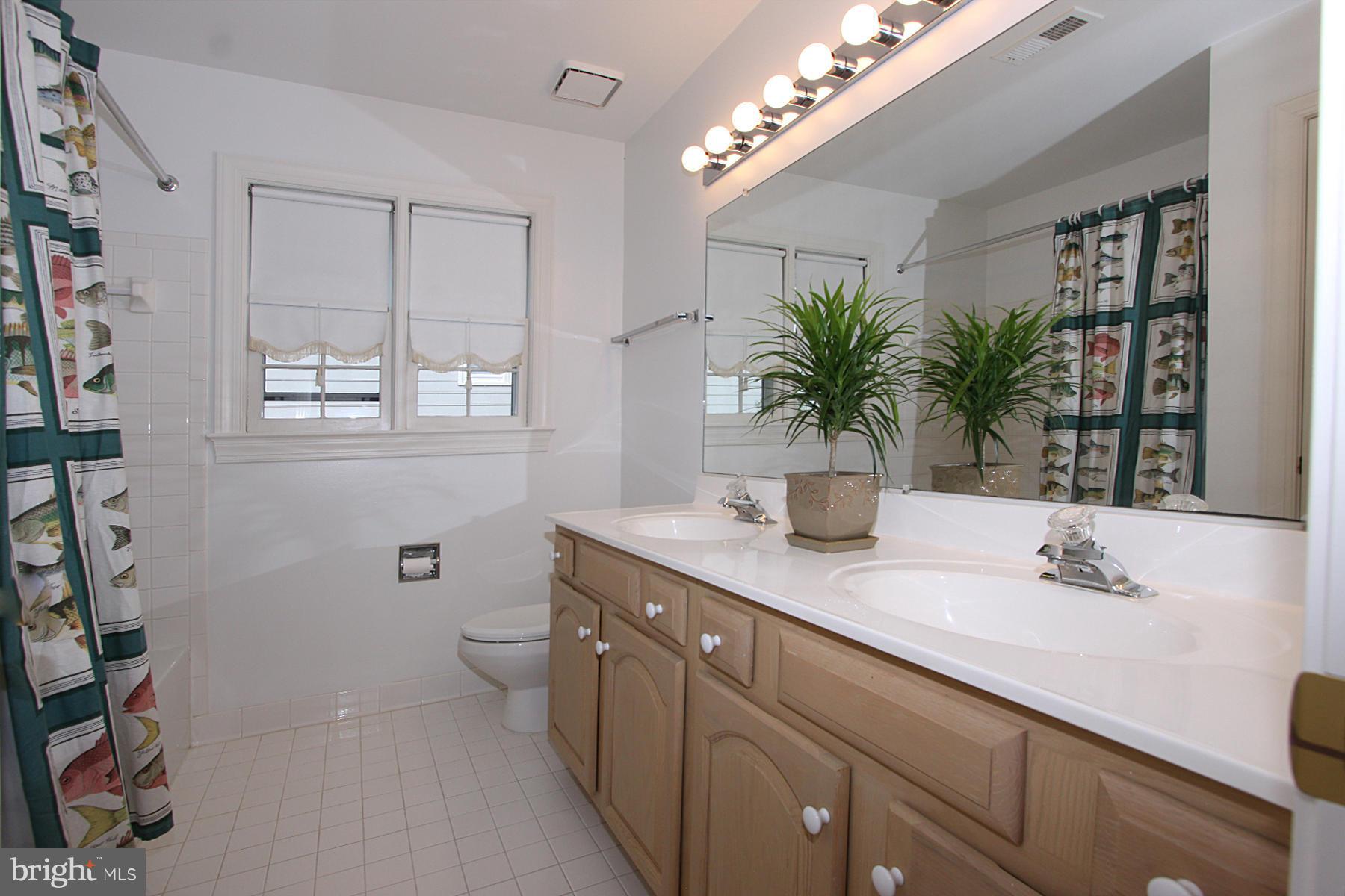 11328 Woodbrook Lane Reston, VA 20194 - Photo 23 of 30 Bath