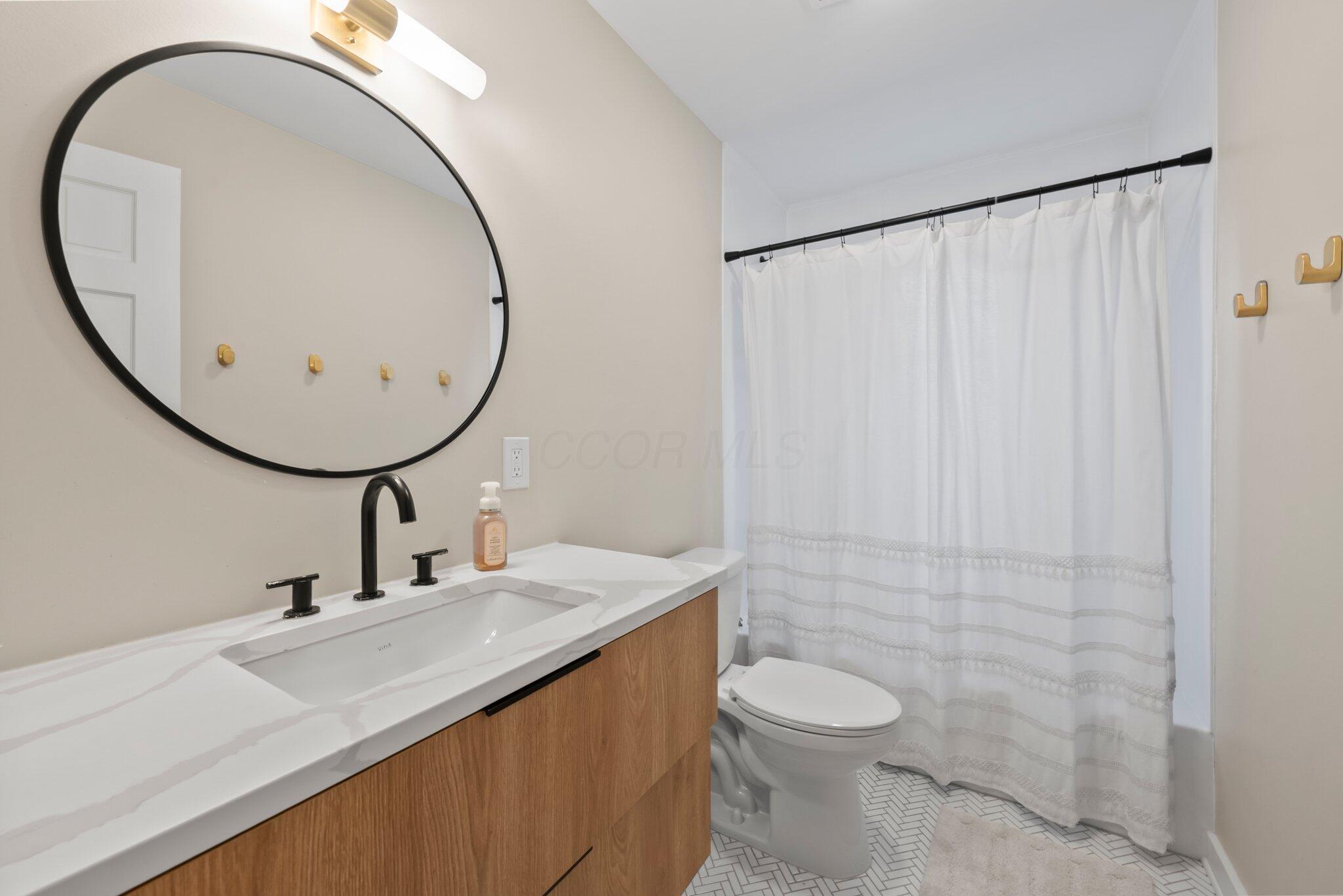 2560 Zollinger Road Columbus, OH 43221 - Photo 19 of 41 Guest bath
