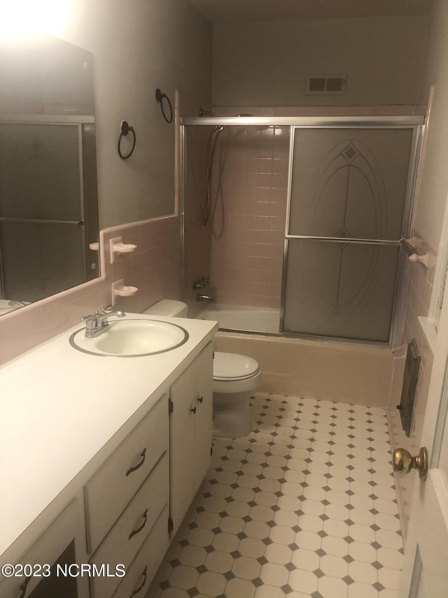 2200 Riley Road Kinston, NC 28504 - Photo 16 of 19 Bathroom2