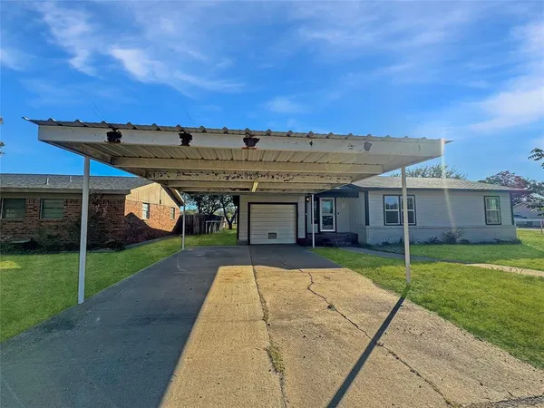 a view of a house with a backyard
