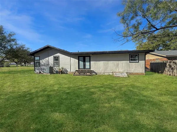 a view of a house with backyard and garden