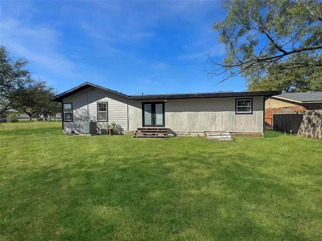 a view of a house with backyard and garden