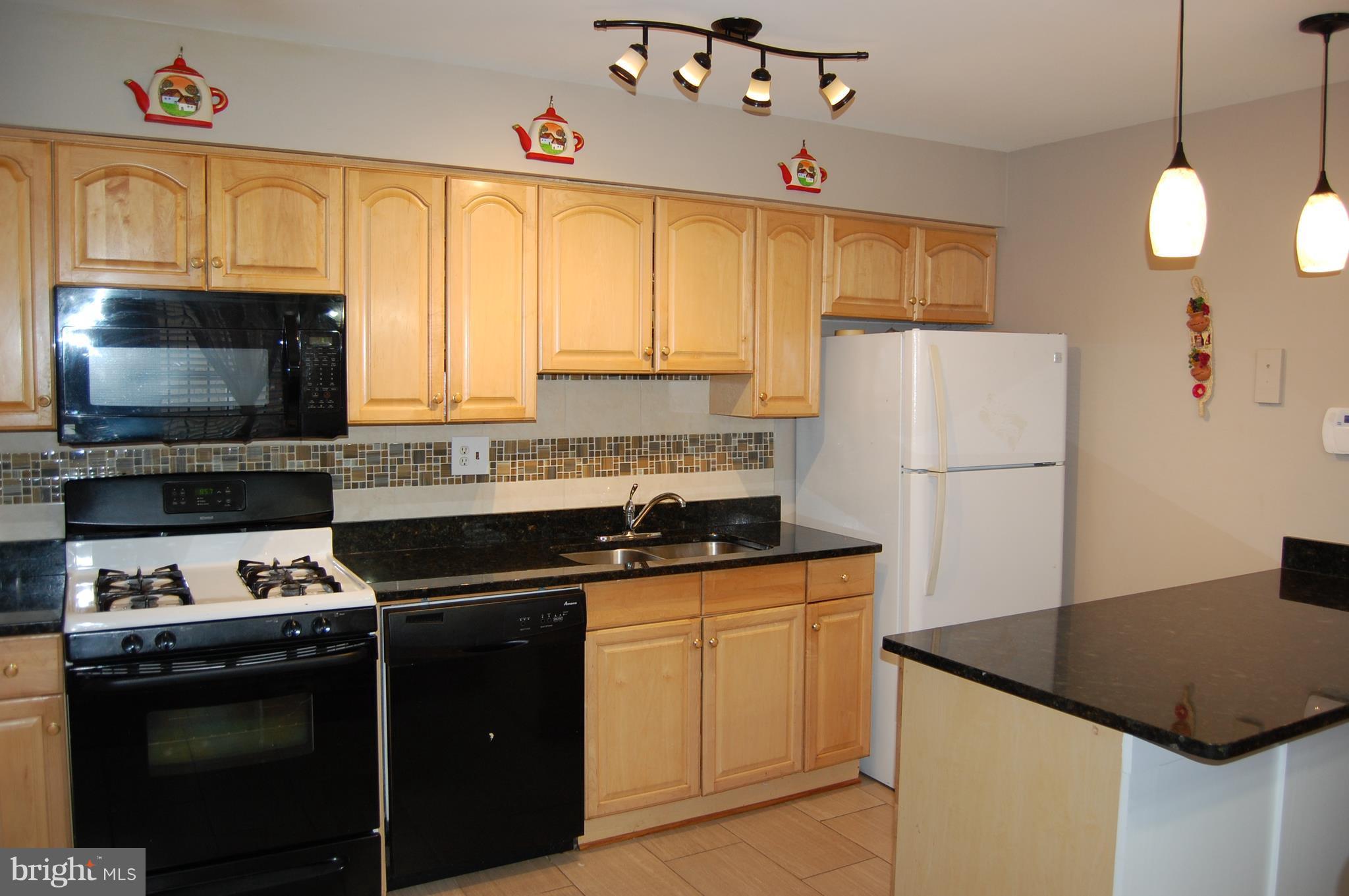 912 Lindsay Road Oxon Hill, MD 20745 - Photo 5 of 27 Kitchen, tile backsplash, granite counter tops