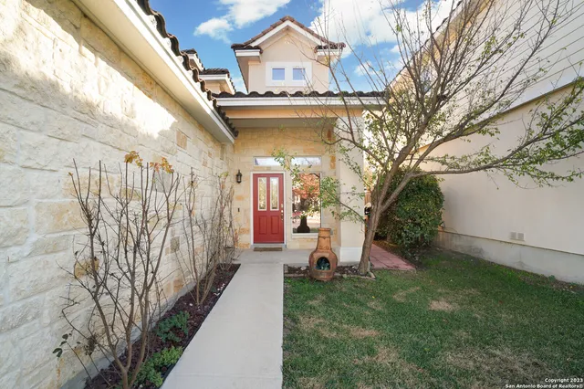 a view of entryway with garden