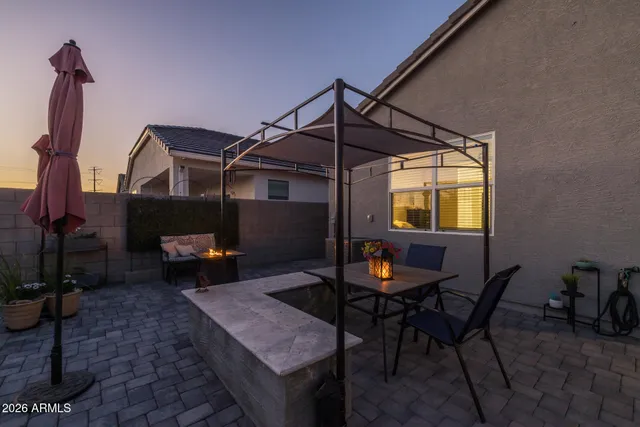 a view of a house with backyard