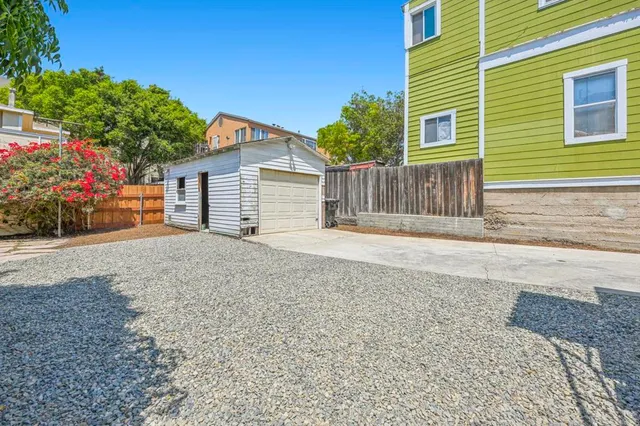 a view of a backyard