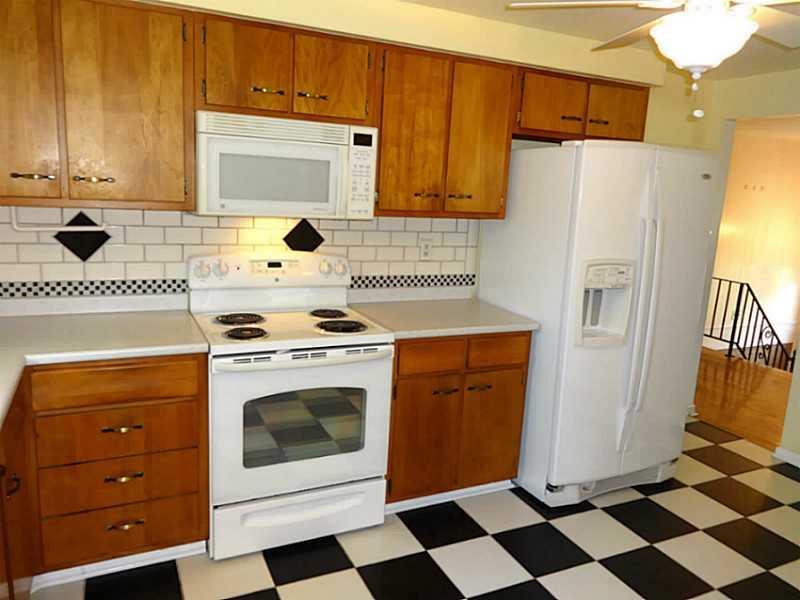 219 Lytton Road Coraopolis, PA 15108 - Photo 2 of 25 Kitchen.