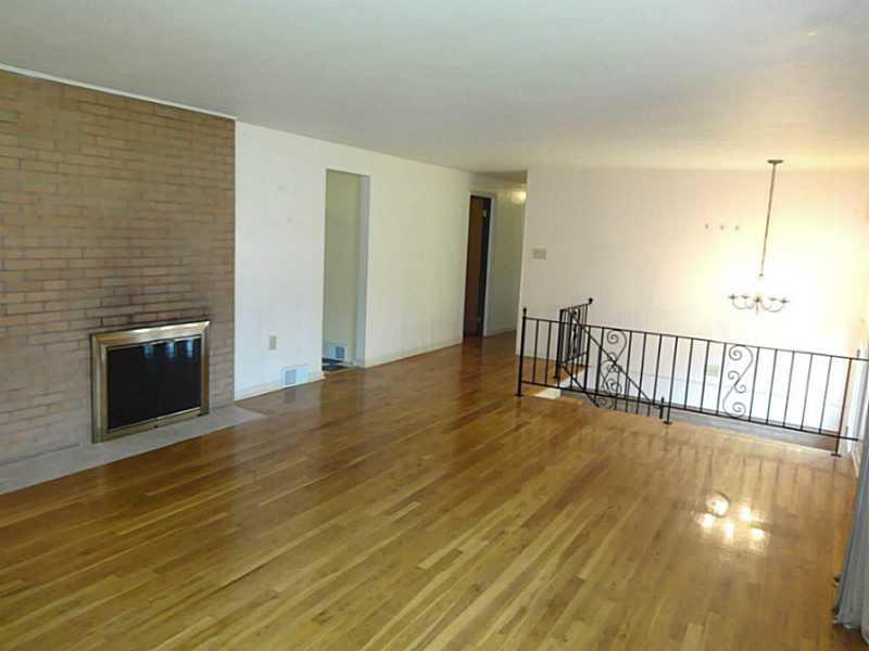 219 Lytton Road Coraopolis, PA 15108 - Photo 7 of 25 Living Room.