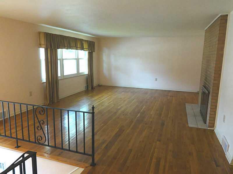 219 Lytton Road Coraopolis, PA 15108 - Photo 8 of 25 Living Room.