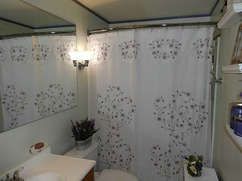 219 Lytton Road Coraopolis, PA 15108 - Photo 10 of 25 Full Bath. Main Floor Full Bathroom.