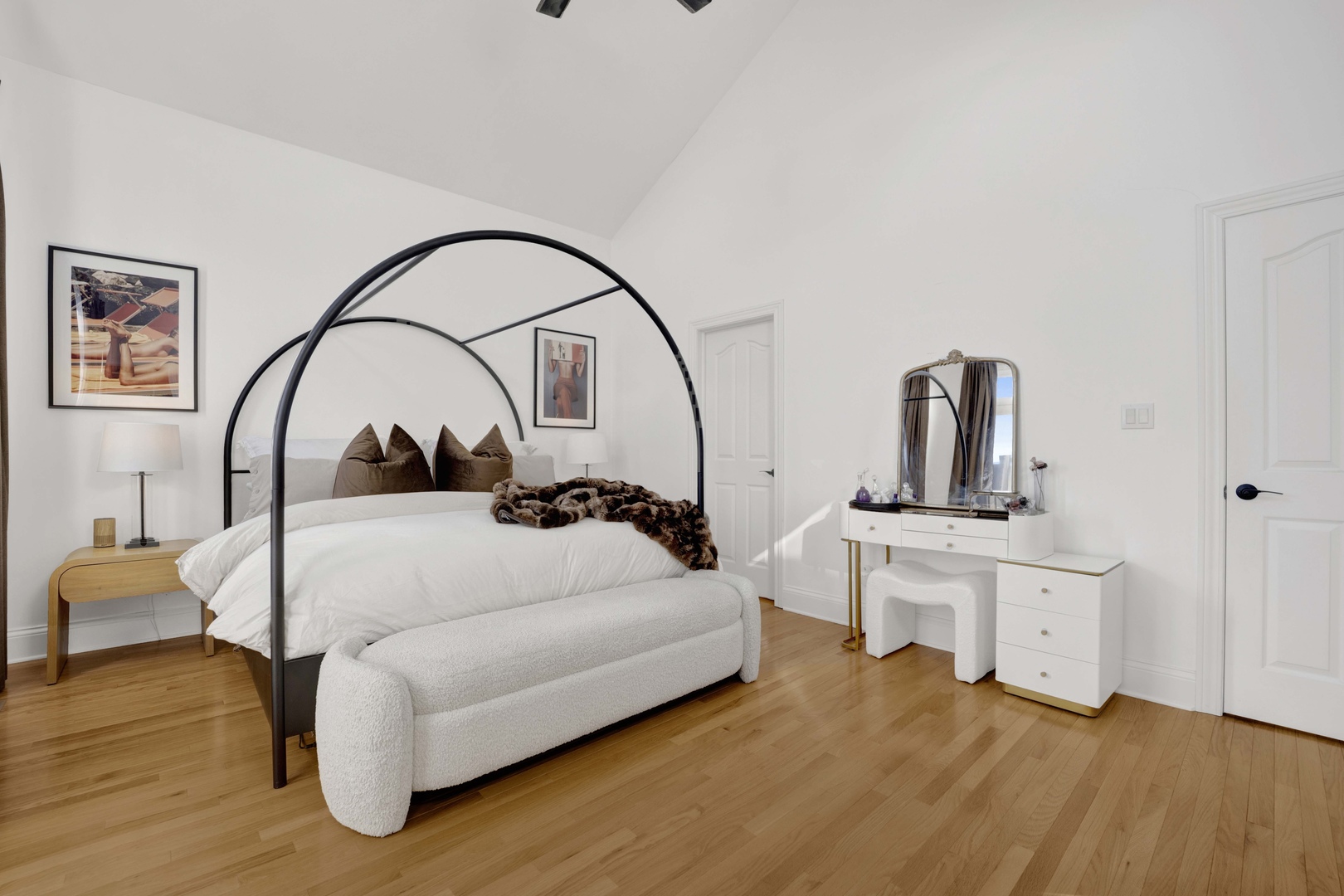 856 West Buckingham Place, Unit 3SW Chicago, IL 60657 - Photo 12 of 23 a living room with furniture