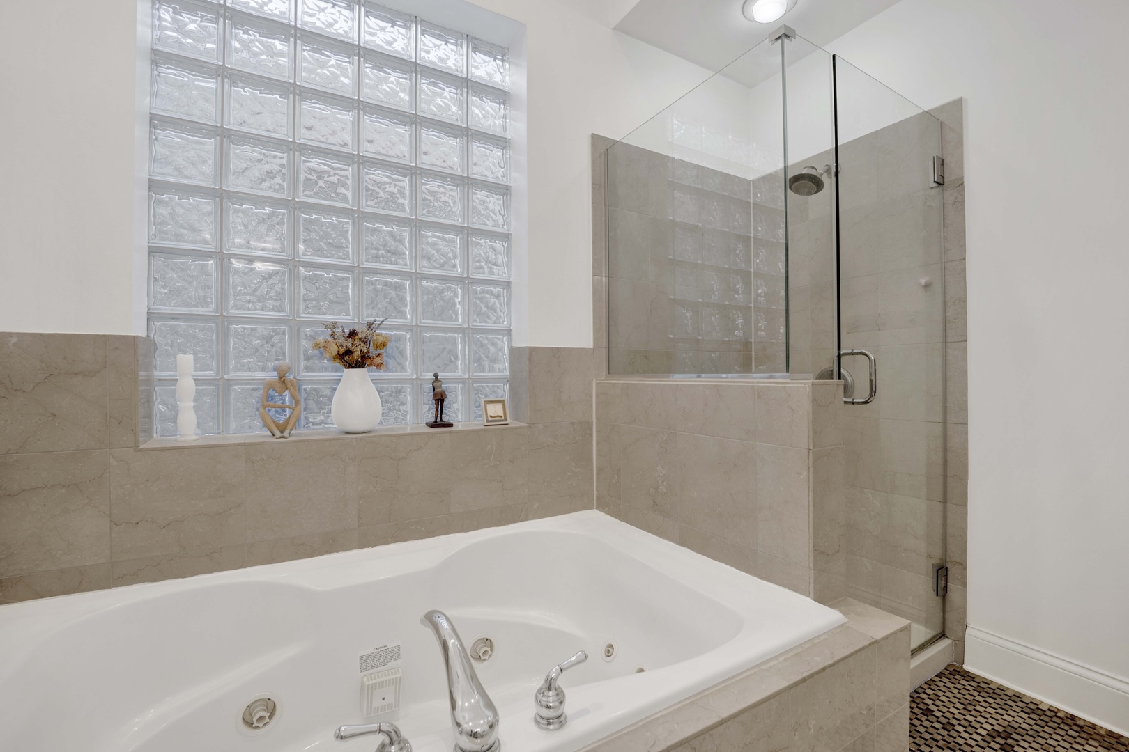 856 West Buckingham Place, Unit 3SW Chicago, IL 60657 - Photo 14 of 23 a bathroom with a tub and shower