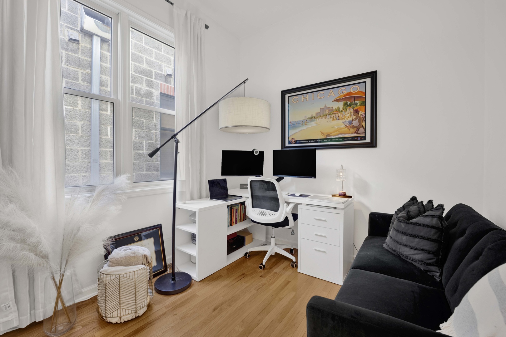 856 West Buckingham Place, Unit 3SW Chicago, IL 60657 - Photo 16 of 23 a living room with furniture