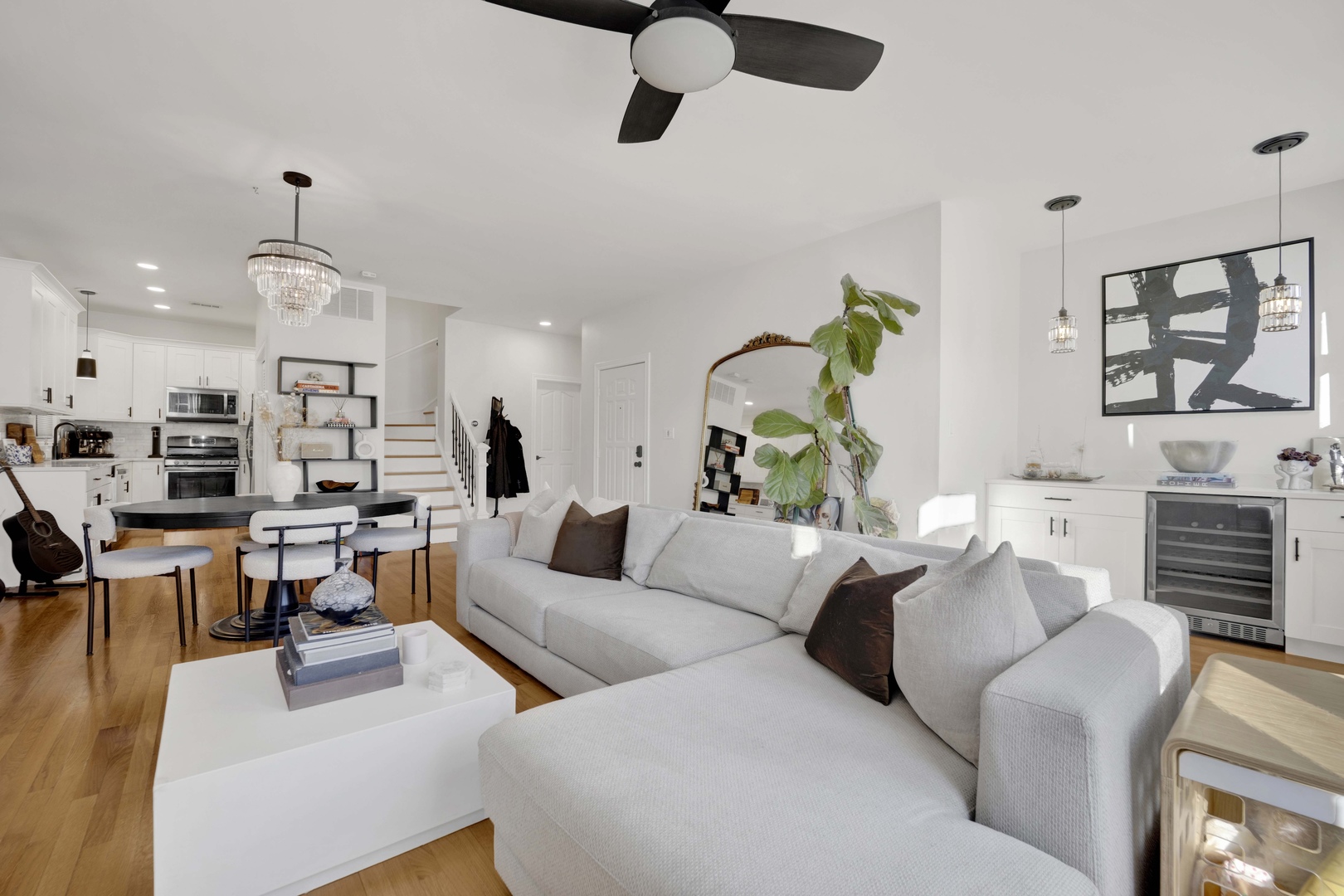 856 West Buckingham Place, Unit 3SW Chicago, IL 60657 - Photo 4 of 23 a living room with furniture kitchen view and a chandelier