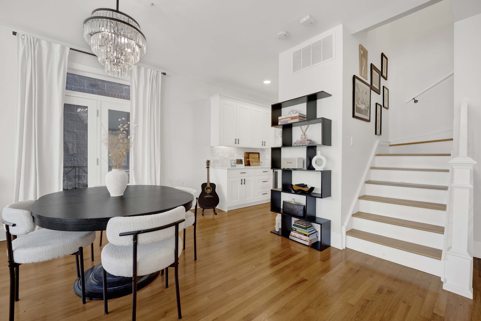 856 West Buckingham Place, Unit 3SW Chicago, IL 60657 - Photo 5 of 23 a living room with furniture and a table