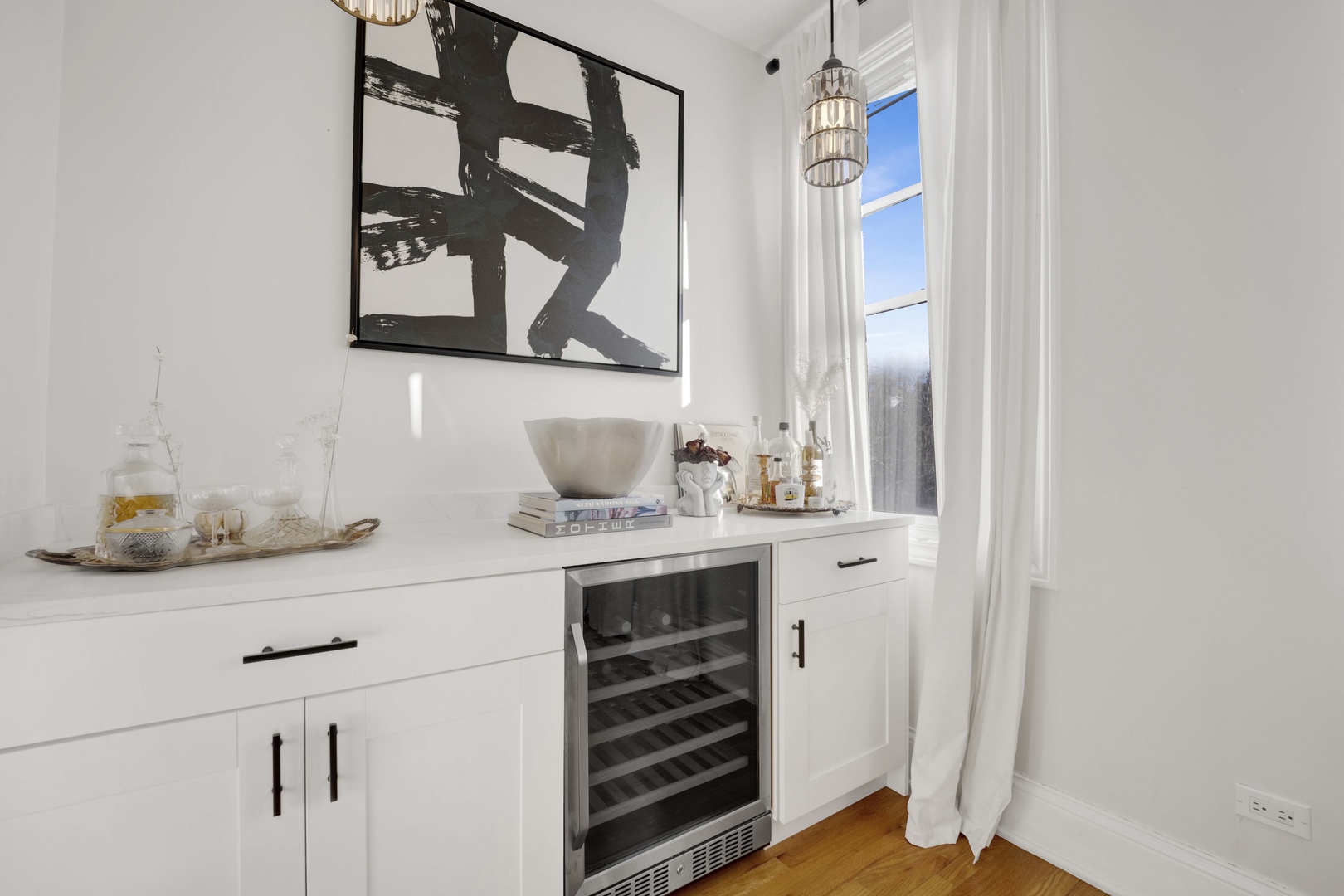 856 West Buckingham Place, Unit 3SW Chicago, IL 60657 - Photo 8 of 23 a bathroom with a sink and a mirror